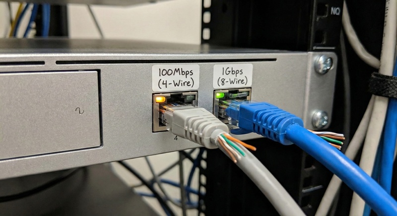 So sánh đèn tín hiệu màu cam (100Mbps) khi cắm dây 4 sợi và màu xanh (1Gbps) khi cắm dây 8 sợi